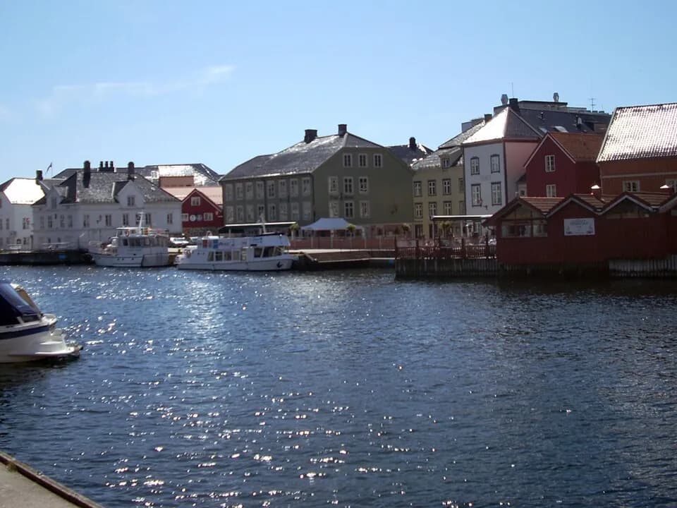 Tyholmen i Arendal – hvite trehus og båter langs Pollen