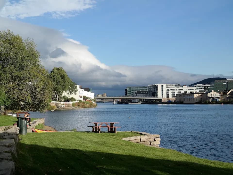 Drammen – Drammenselva med bysentrum og grønne elvebredder