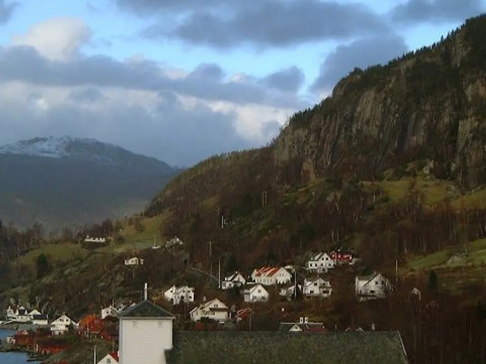 Hjelmeland kyrkje – hvit kirke i Ryfylke