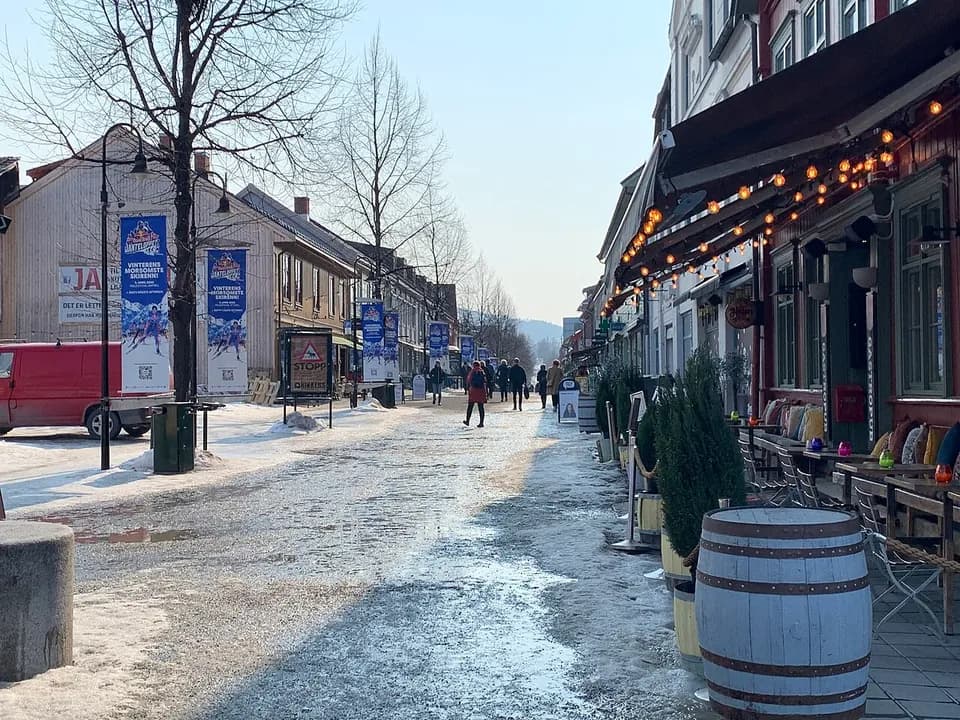 Storgata på Lillehammer – gågate med trehusbebyggelse vinterstid