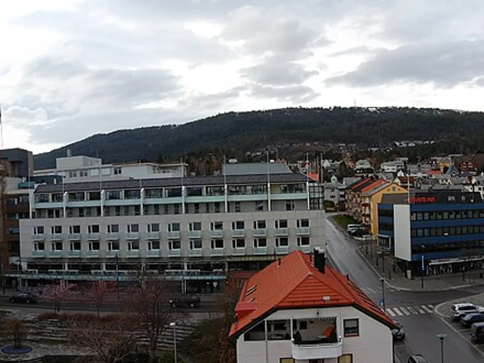 Molde sentrum – bypanorama med Romsdalsfjellene i bakgrunnen