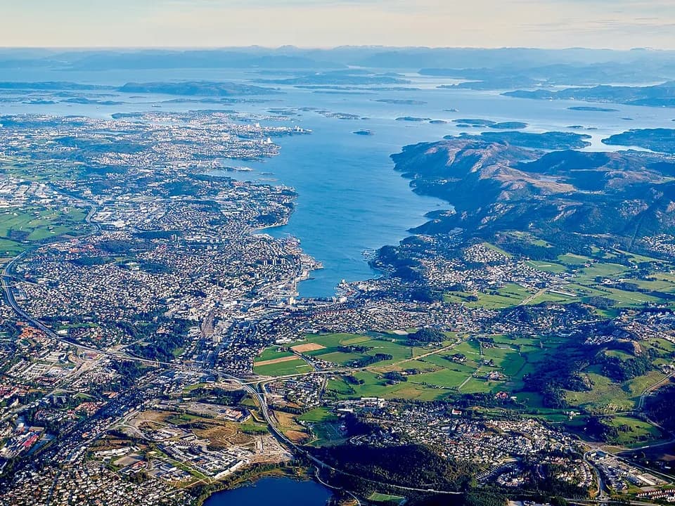 Sandnes sett fra luften – byen langs Gandsfjorden i Rogaland
