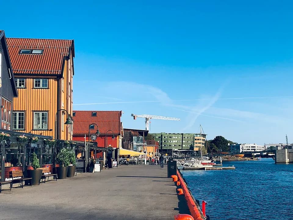 Tønsberg brygge – fargerike bygninger langs havnepromenaden